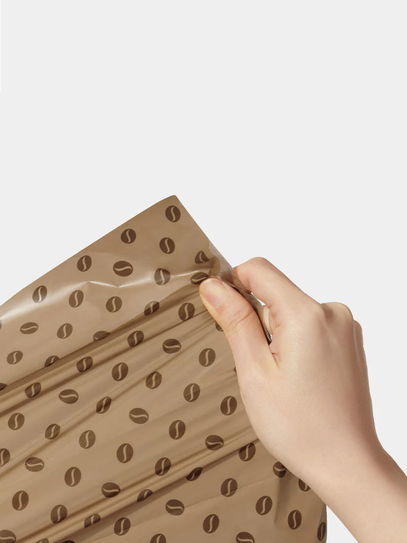 Vetreska Coffee Scented Poop Bag Dispenser: Compact design with 1 roll of coffee-scented waste bags.